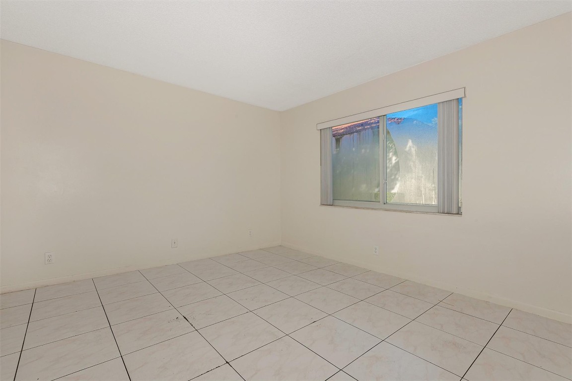 CORAL SPRINGS LAKES - Residential Income