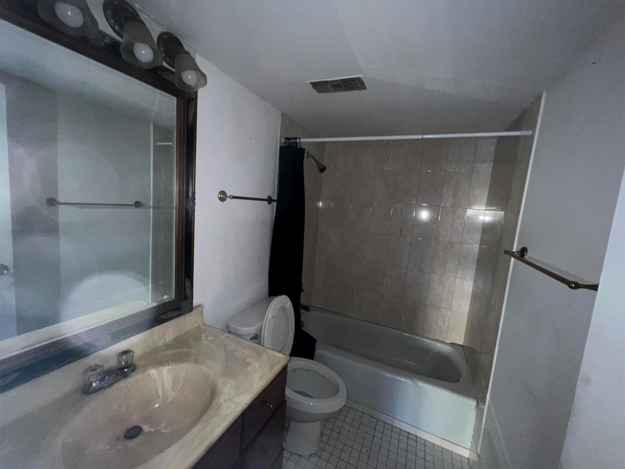 ISLAND HOUSE CONDOMINIUM - Residential