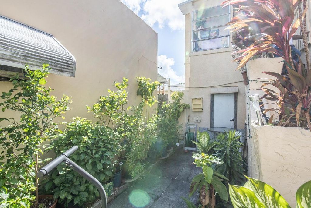 Photo of 928 S Dixie Highway, Lake Worth Beach, FL 33460 (MLS # R11116074)