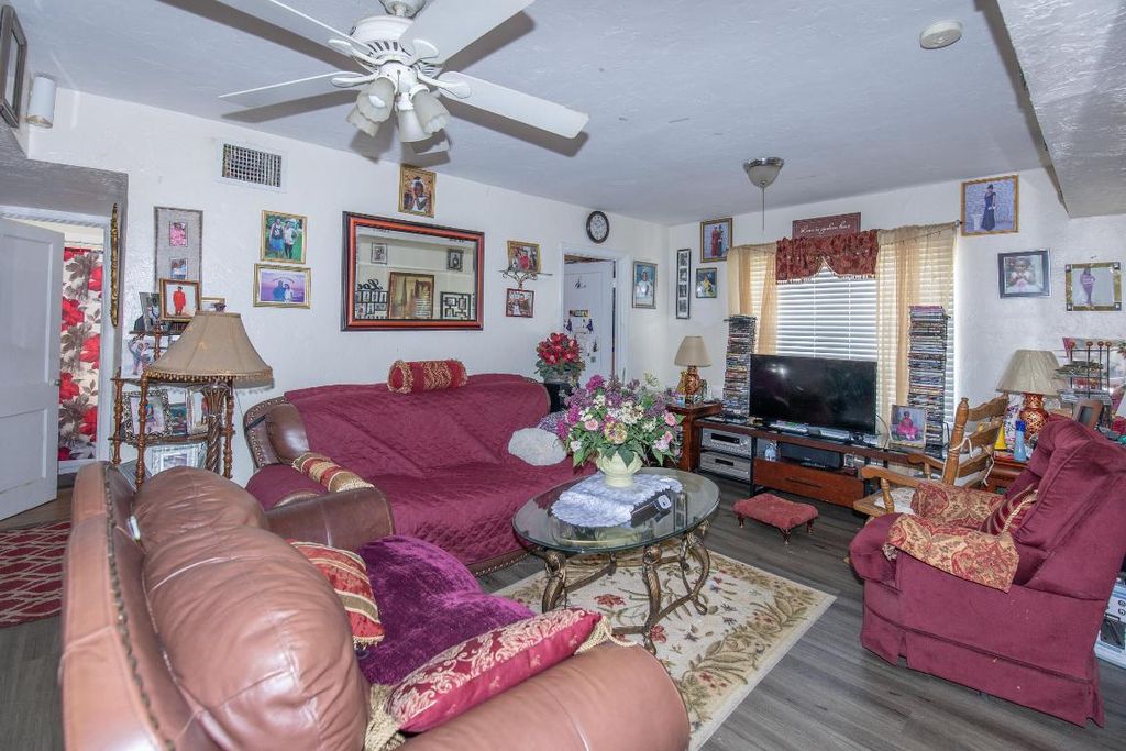 Photo of 928 S Dixie Highway, Lake Worth Beach, FL 33460 (MLS # R11116074)