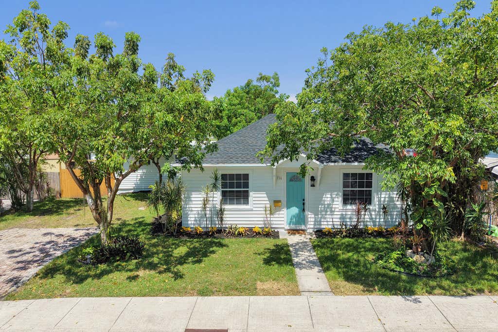 Photo of 716 S Pine Street, Lake Worth Beach, FL 33460 (MLS # B26040603)