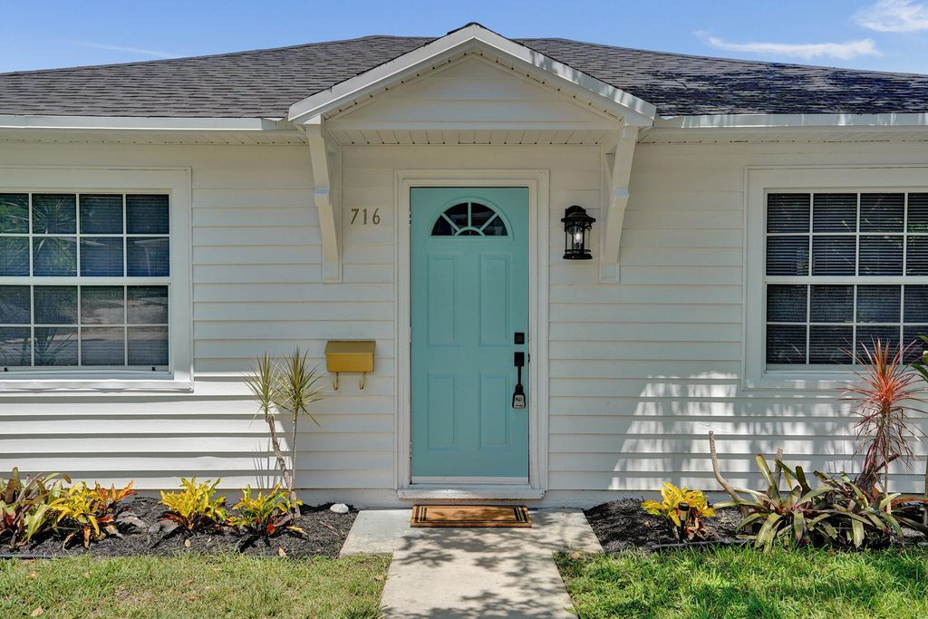 Photo of 716 S Pine Street, Lake Worth Beach, FL 33460 (MLS # B26040603)