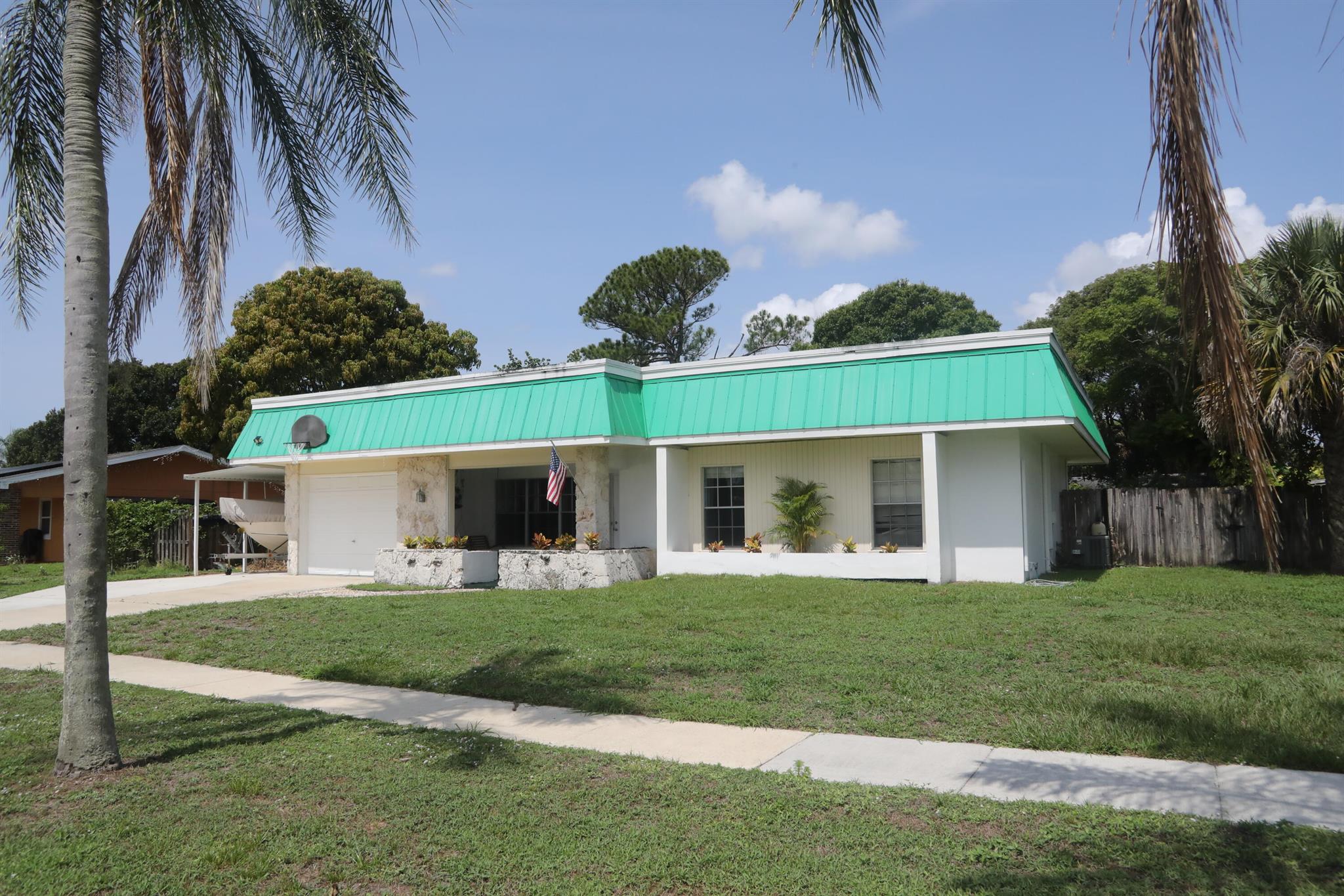 864 SE Tierra Court
