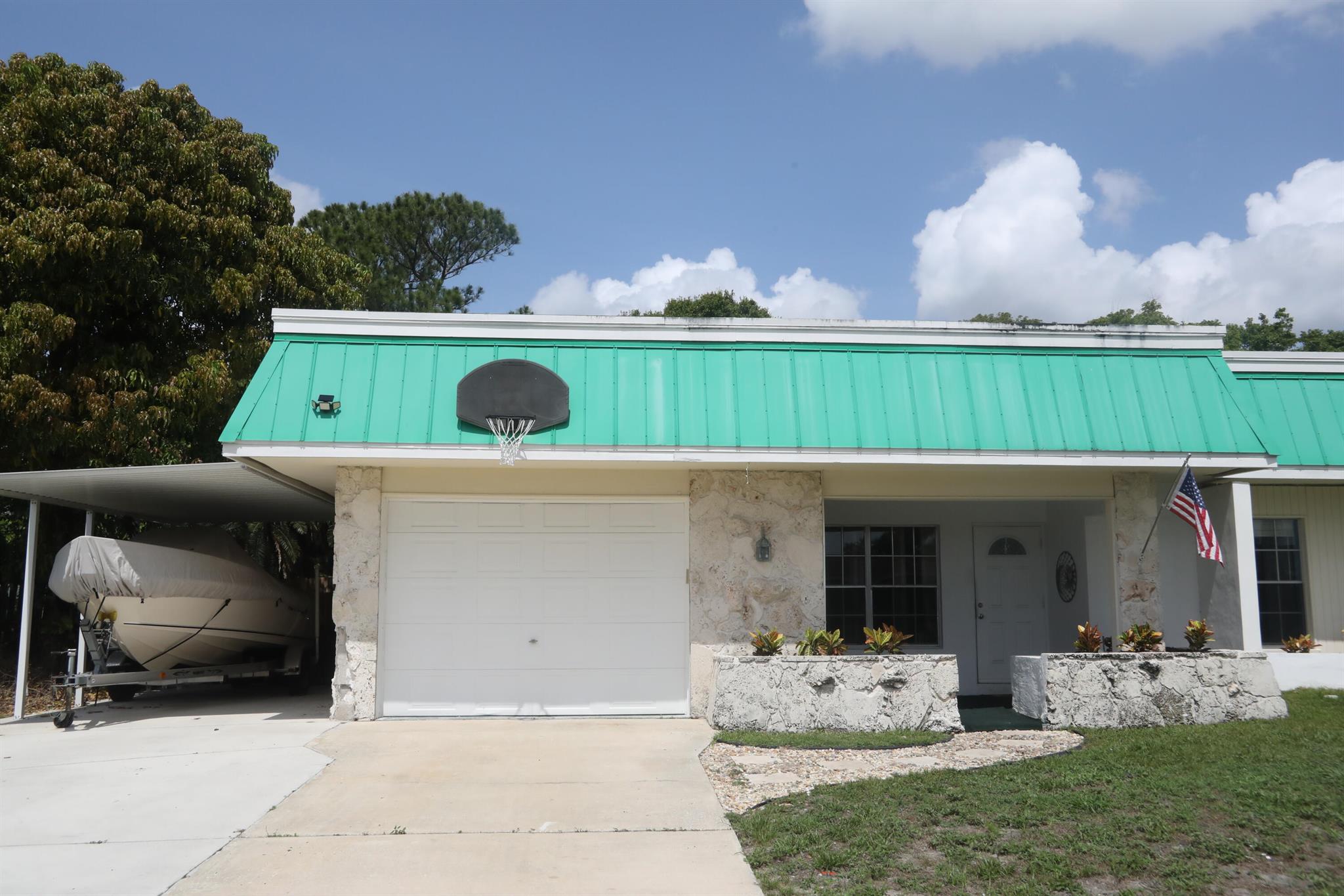 864 SE Tierra Court