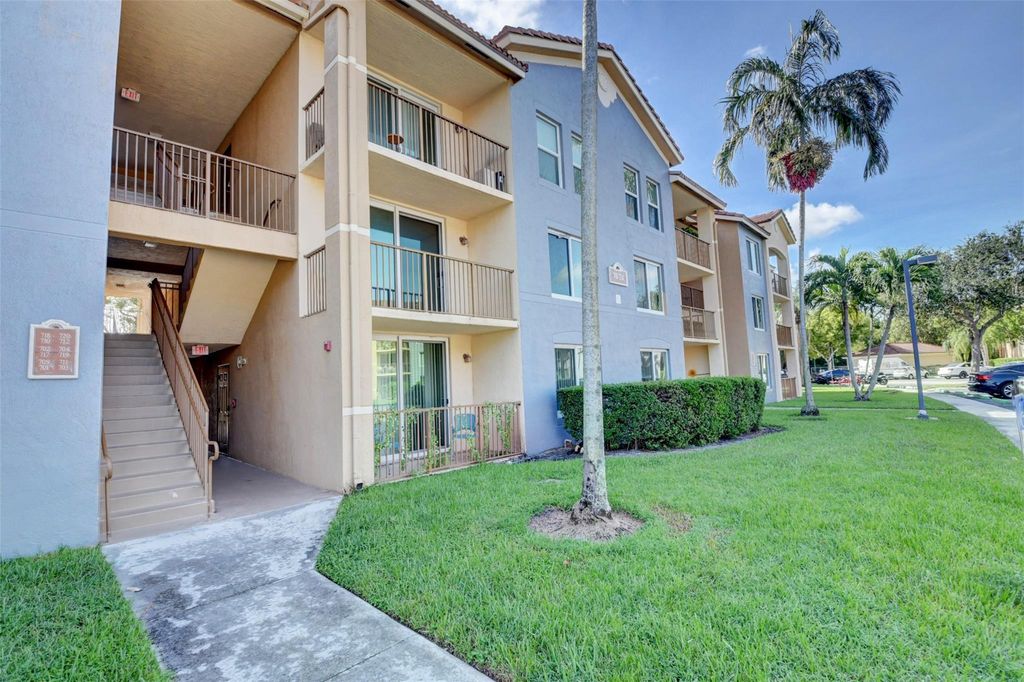 Photo of 703 S Villa Cir #703, Boynton Beach, FL 33435 (MLS # F10396883)