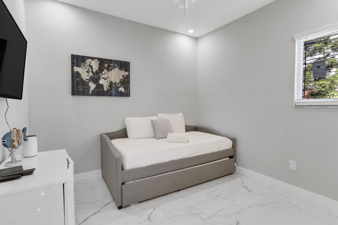 LAUDER GATE ISLES - Residential Lease