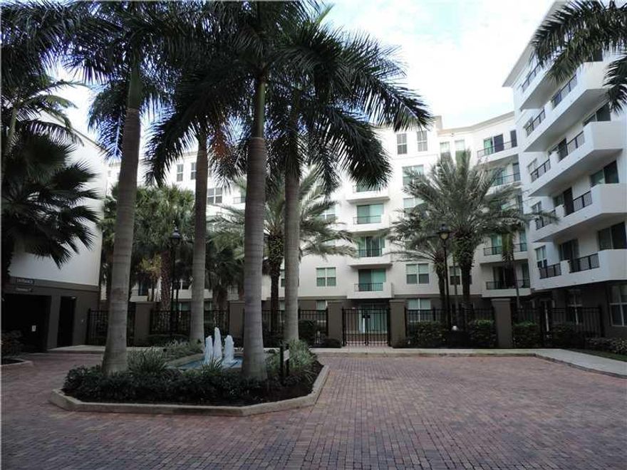 ***PENTHOUSE UNIT***** 2BR/2BA FACING NORTH. RESIDENCE FEATURES 9FT 4"HIGH CEILINGS, CROWN MOLDING, GRANITE COUNTER TOPS, NEW STAINLESS STEEL APPLIANCES, WASHER AND DRYER, HIGH IMPACT HURRICANE WINDOWS, SPLIT FLOOR PLAN WITH DUAL MASTERS. AMENITIES INCLUD E POOL, SPA, FITNESS CENTER, SAUNA, CONCIERGE SERVICE, COVERED PARKING, BUSINESS CENTER & BILLIARDS.