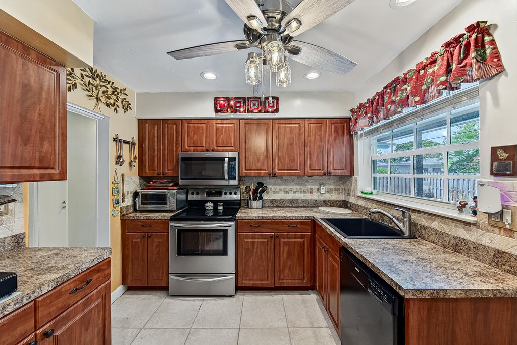 Photo of 1131 SW 3rd Terrace, Pompano Beach, FL 33060 (MLS # B26030300)