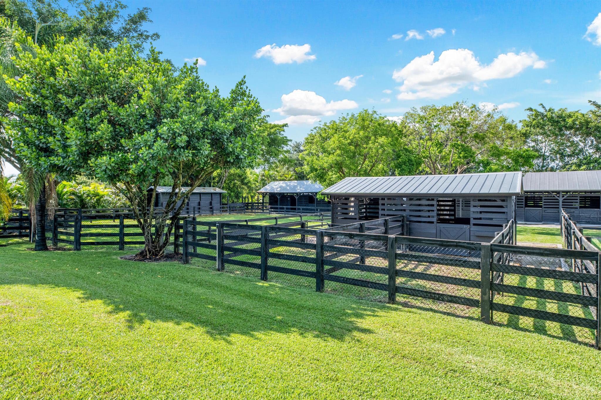 SADDLE TRAIL PARK OF WELL - Residential