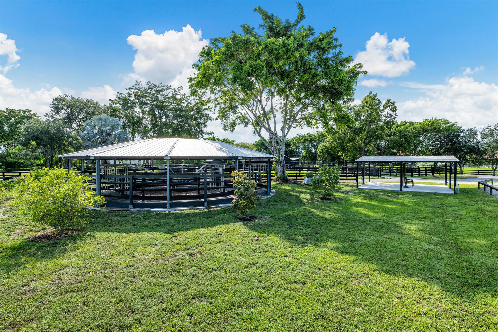 SADDLE TRAIL PARK OF WELL - Residential