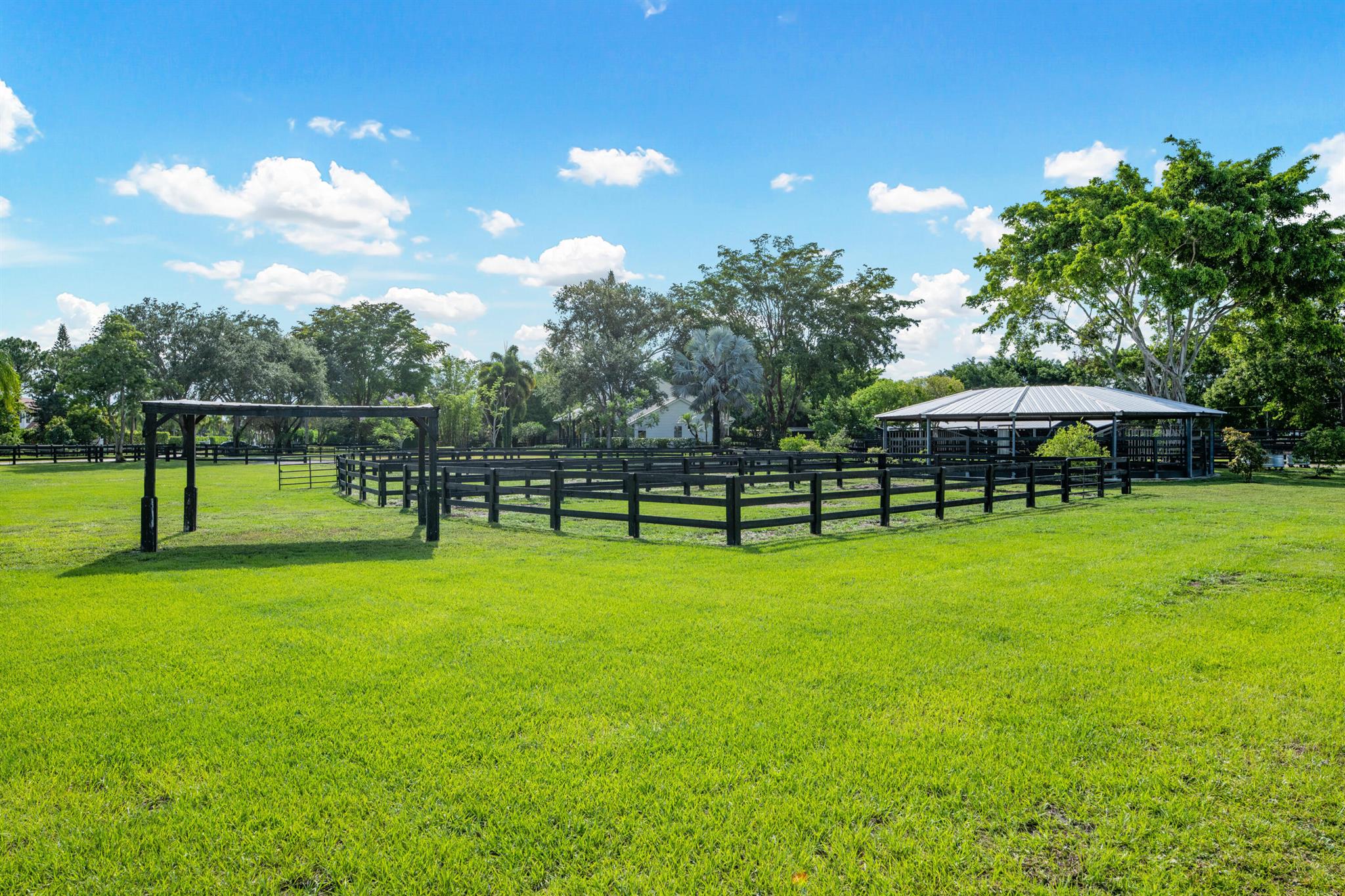 SADDLE TRAIL PARK OF WELL - Residential