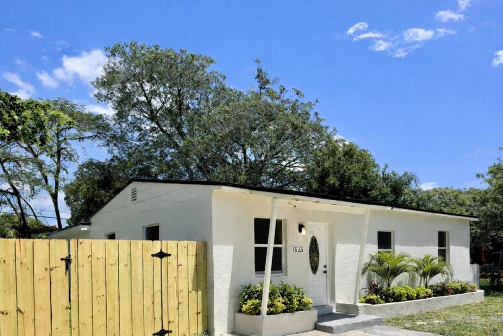 Photo of 1525 NW 14th Court, Fort Lauderdale, FL 33311 (MLS # B26015240)