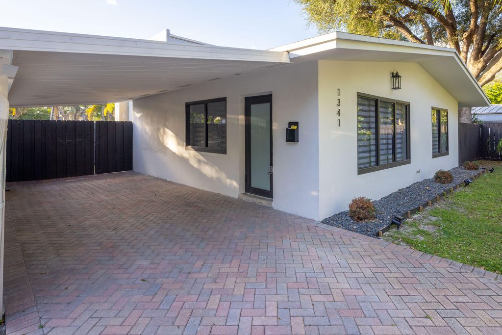 Photo of 1341 SE 10th Avenue, Fort Lauderdale, FL 33316 (MLS # B26010681)