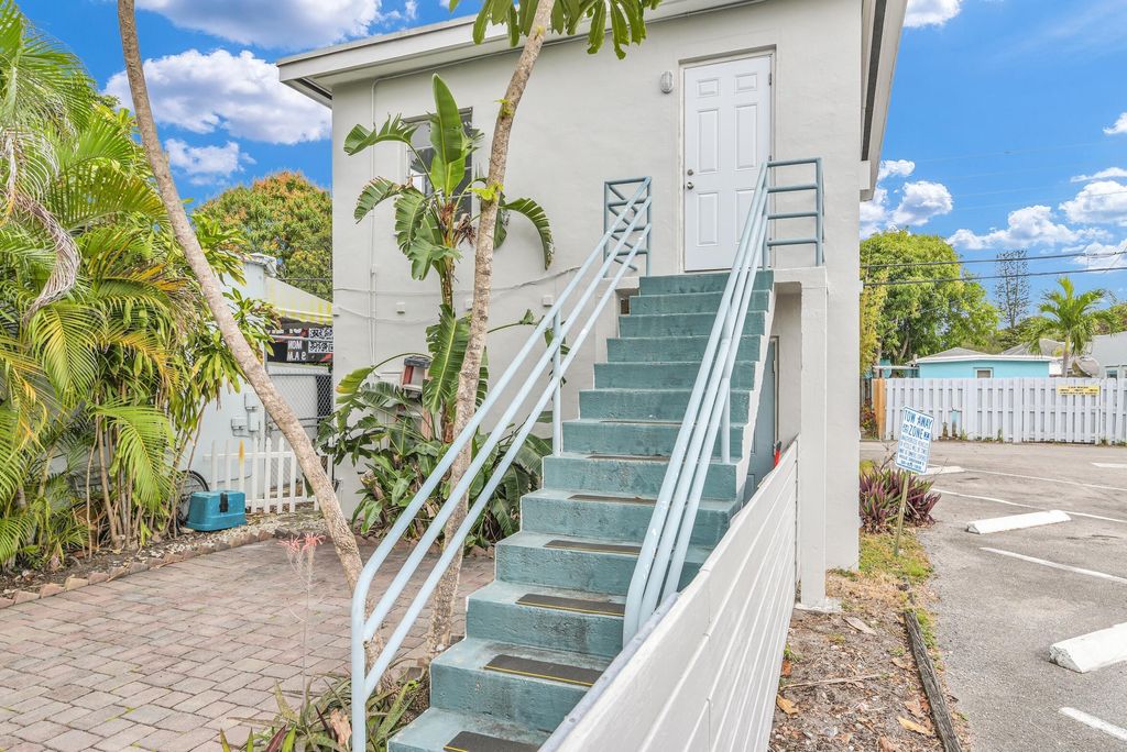 Photo of 820 N Dixie Highway #4, Lake Worth Beach, FL 33460 (MLS # B26019505)