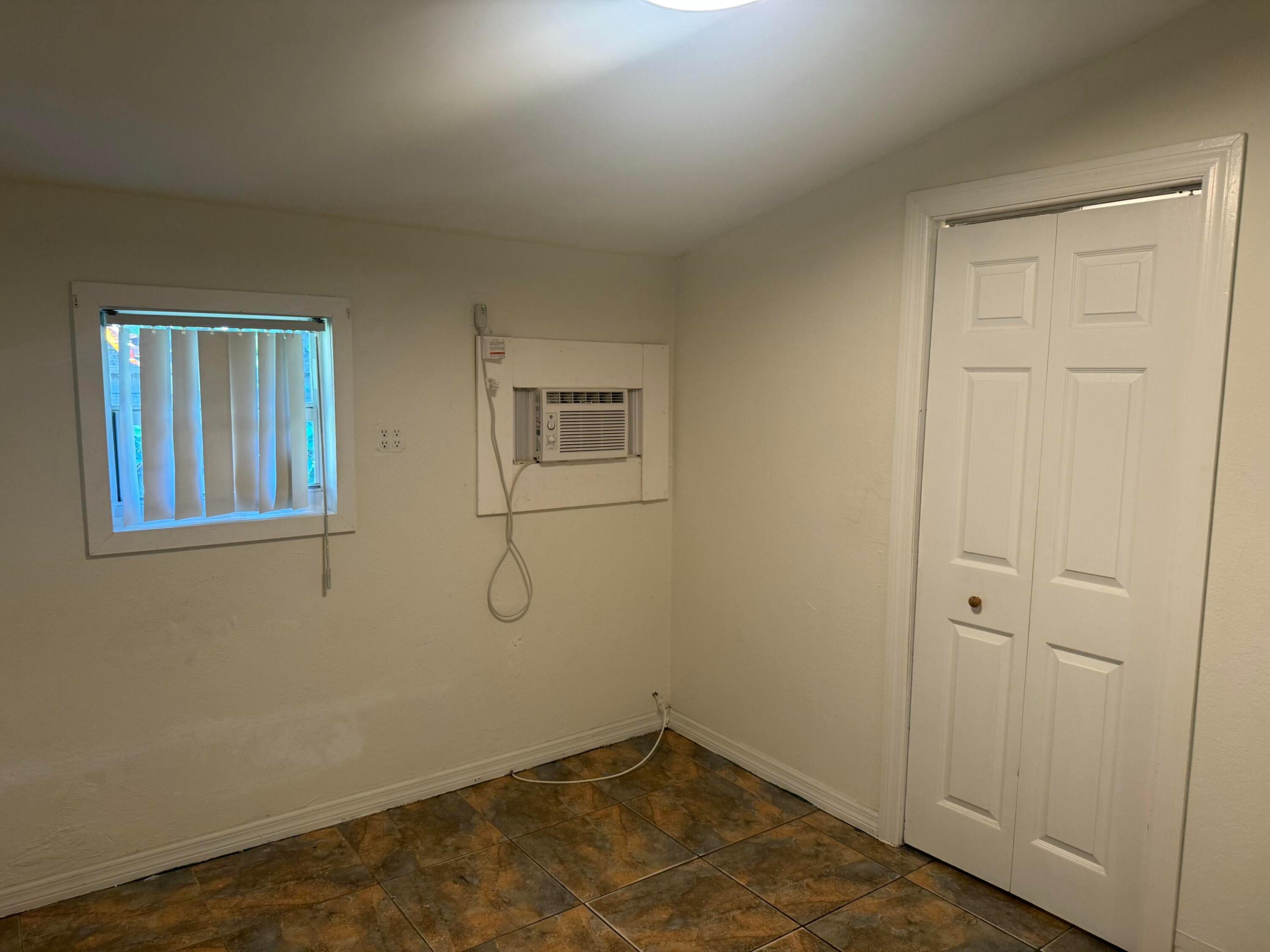 PALM BEACH GARDENS ESTS PL 1 IN PB 26 PGS 188 & 18 - Residential