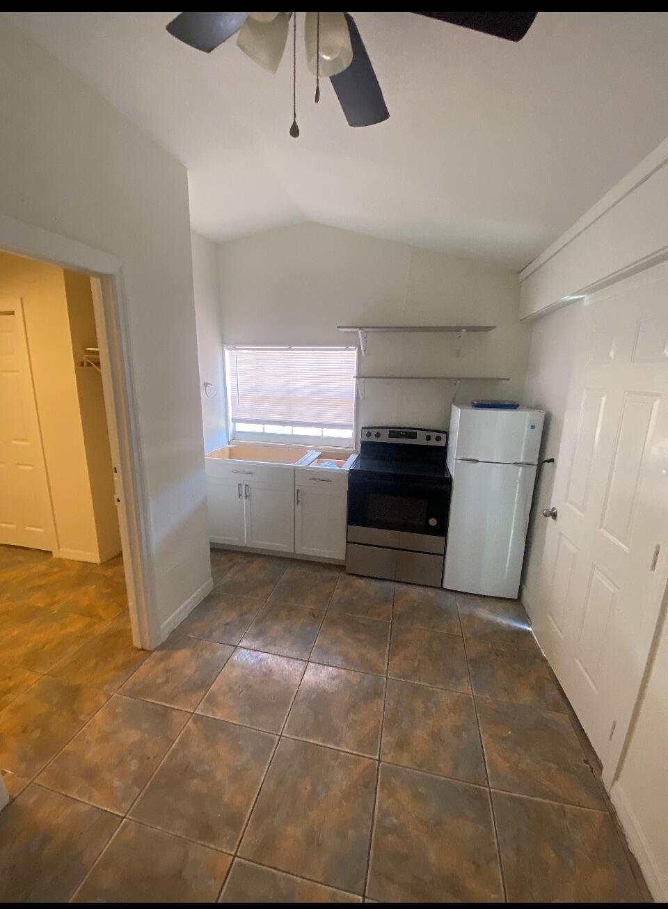 PALM BEACH GARDENS ESTS PL 1 IN PB 26 PGS 188 & 18 - Residential