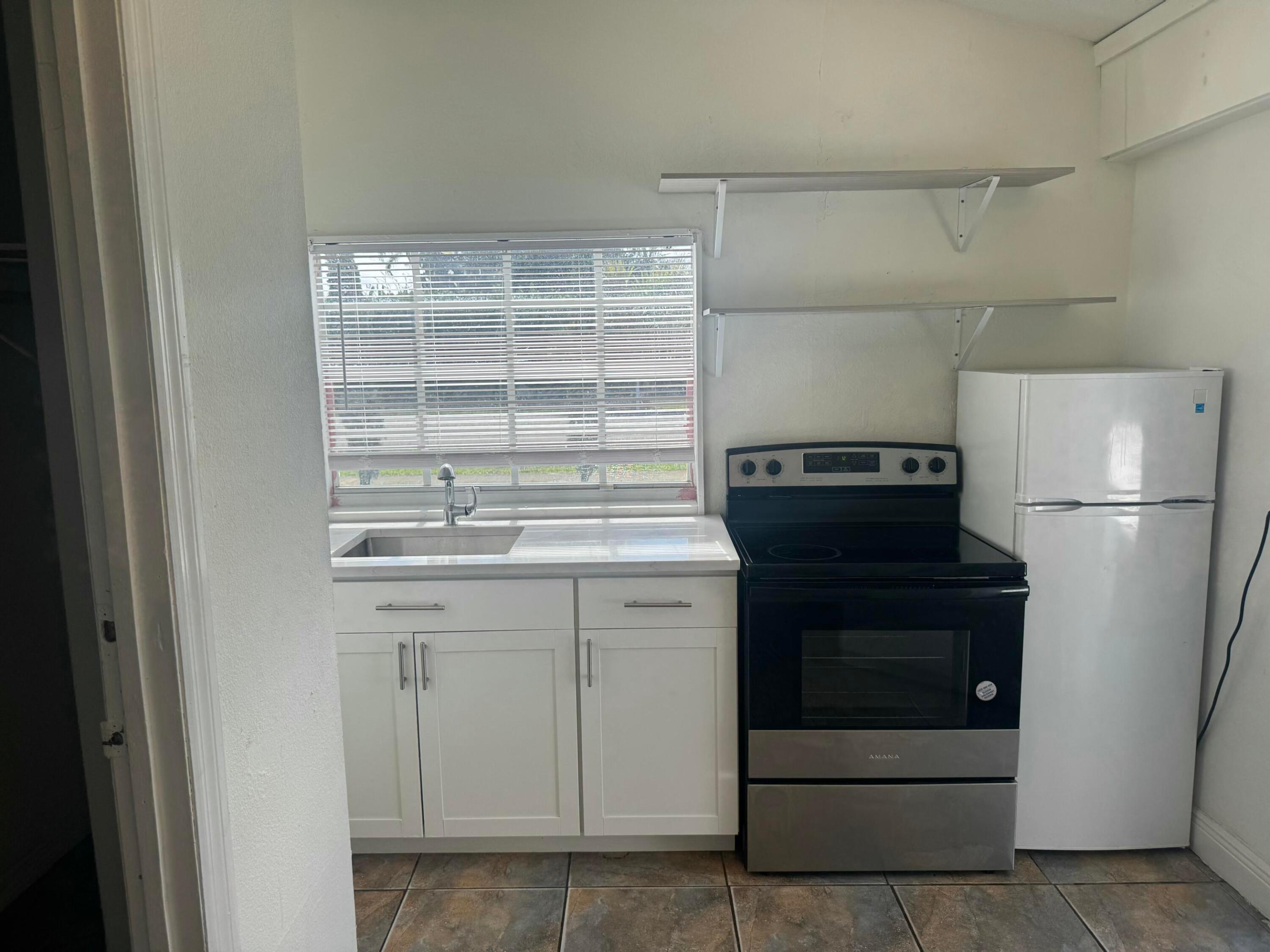 PALM BEACH GARDENS ESTS PL 1 IN PB 26 PGS 188 & 18 - Residential