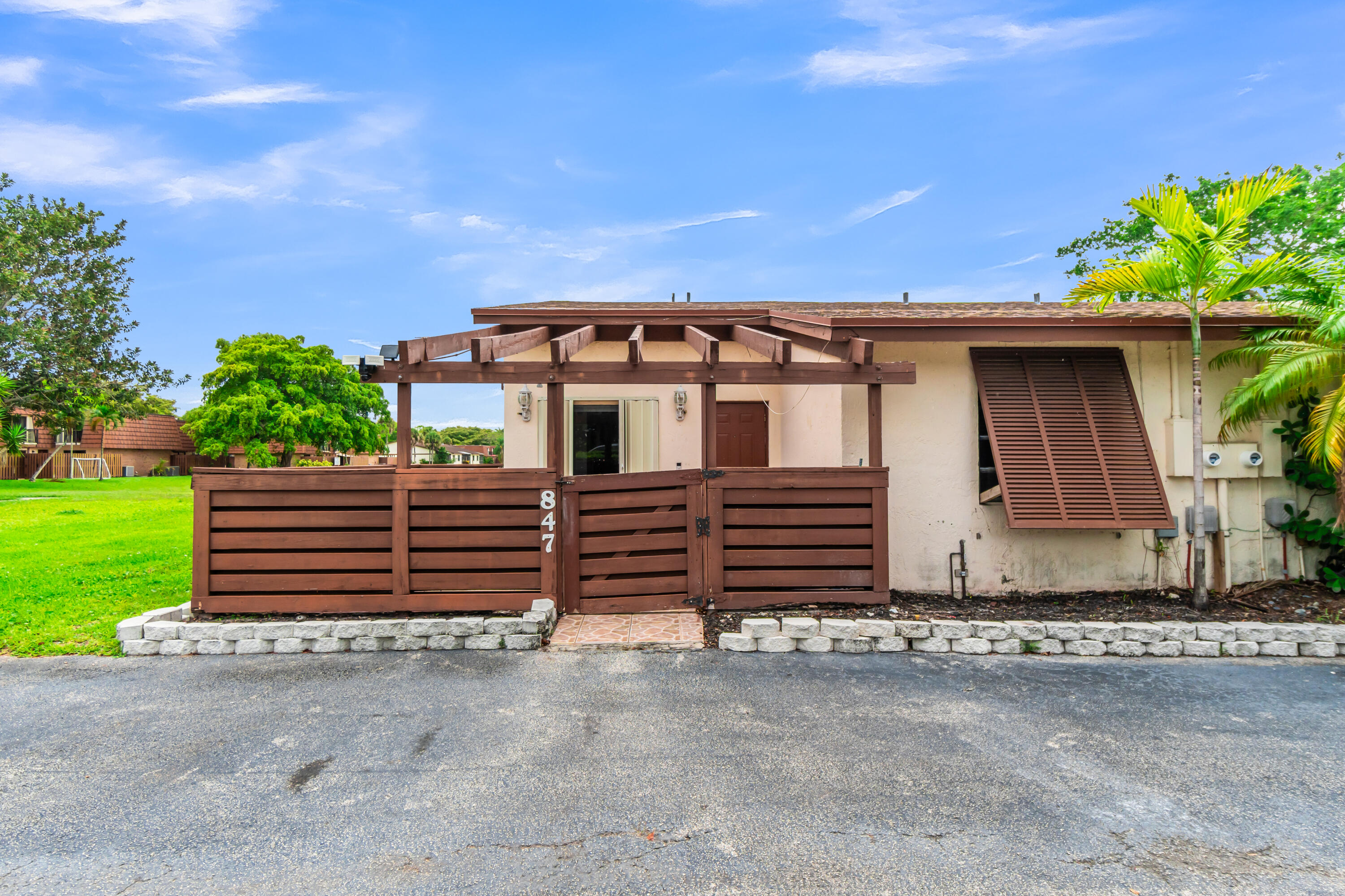 View photos, virtual tours, details... 847 SW 118th Terrace 847