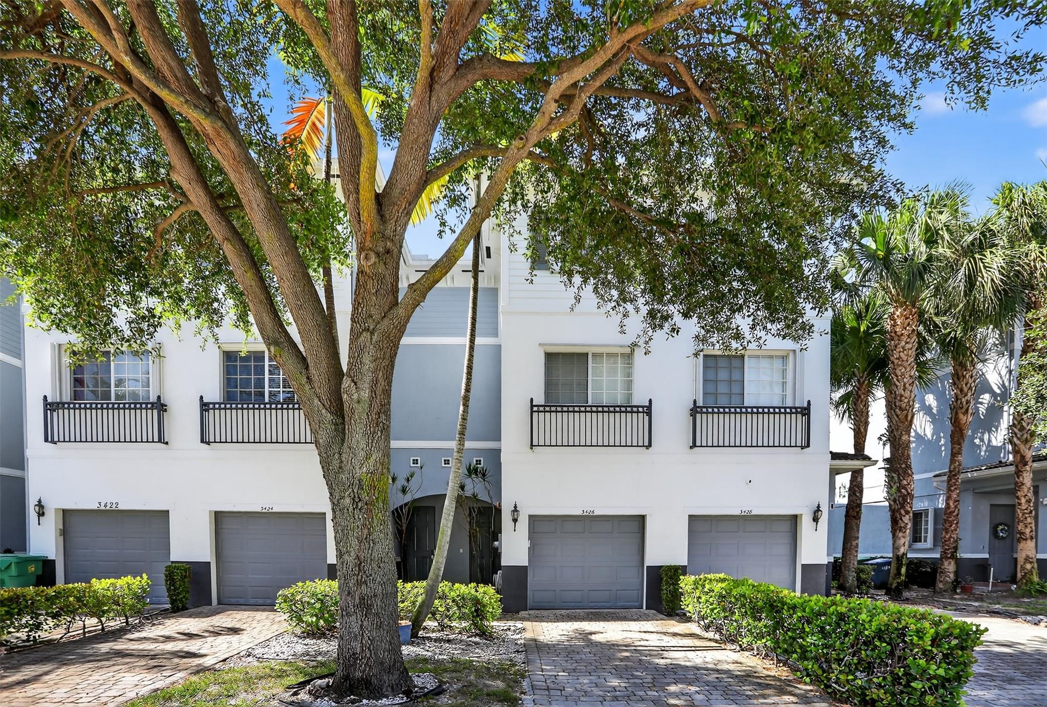 COME CHECK OUT THIS BEAUTIFUL 3-LEVEL TOWNHOME, WITH MANY ATTRACTIVE FEATURES THAT INCLUDE A ONE CAR GARAGE, LIVING/DINING ON 1ST FLOOR, BRIGHT OPEN KITCHEN WITH STONE COUNTERTOPS, MAIN BEDROOM SUITE ON THE ENTIRE 2ND FLOOR,DOUBLE WALK-IN CLOSETS,+ HUGE SPA/ TUB,SEPARATE SHOWER & DUAL SINKS. THE 3RD FLOOR IS A SPLIT FLOOR WITH FULL BATH,LOTS OF STORAGE THROUGHOUT, AND A SEPARATE LAUNDRY ROOM.