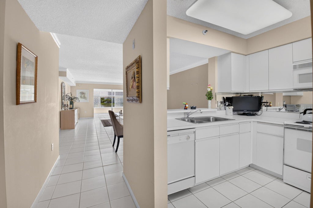 Photo of 14096 HUNTINGTON POINTE Drive #309, Delray Beach, FL 33484 (MLS # B26060079)