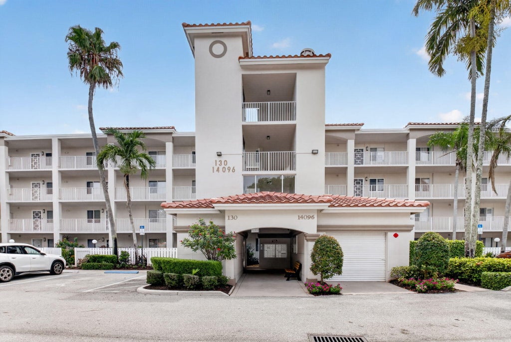 Photo of 14096 HUNTINGTON POINTE Drive #309, Delray Beach, FL 33484 (MLS # B26060079)