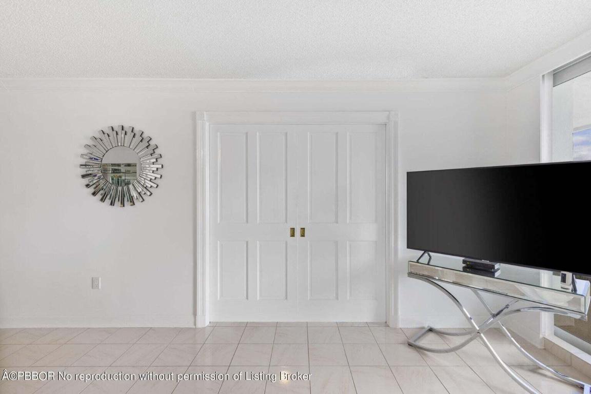 BARCLAY CONDO - Residential