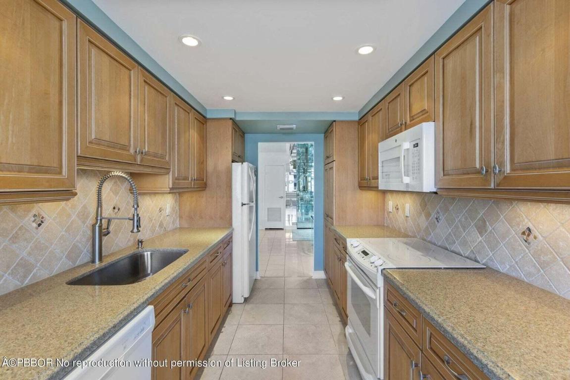 BARCLAY CONDO - Residential