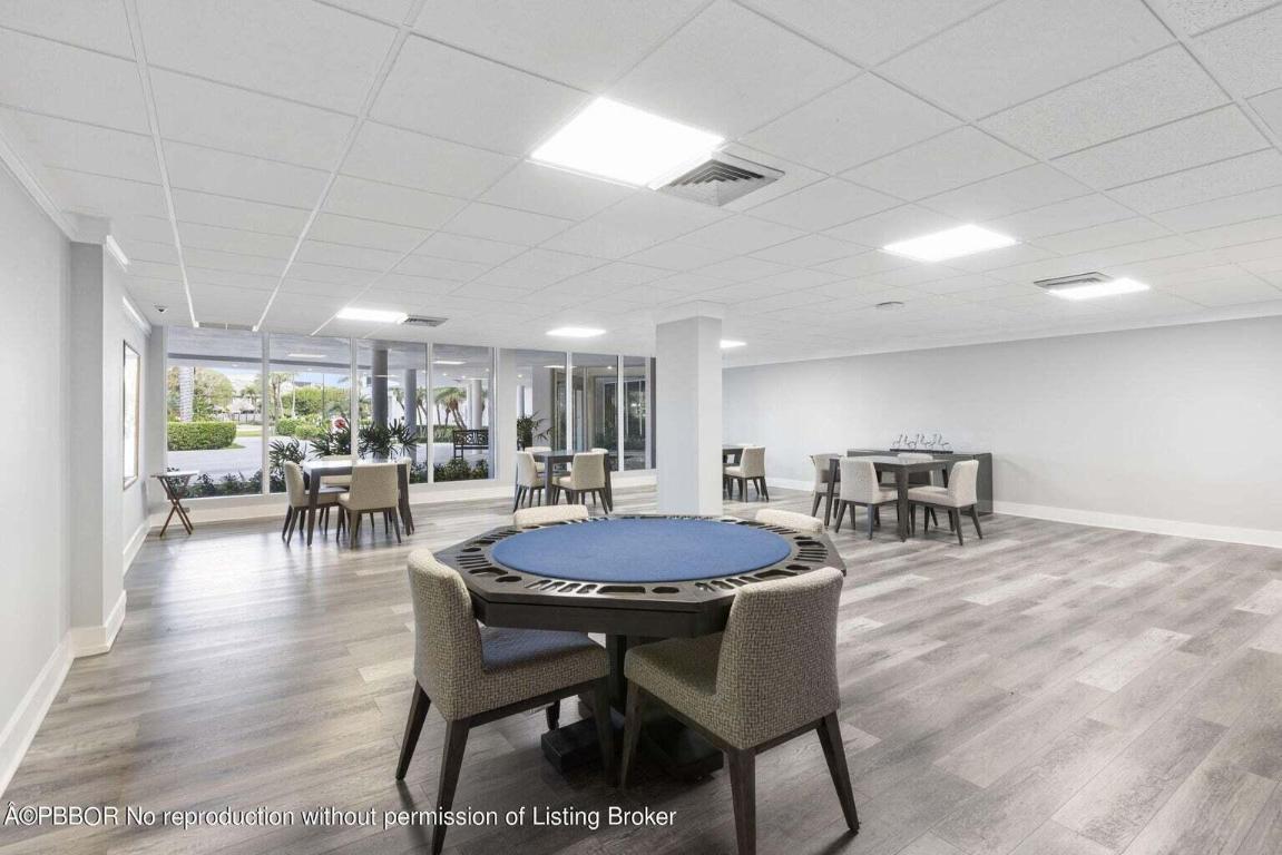 BARCLAY CONDO - Residential