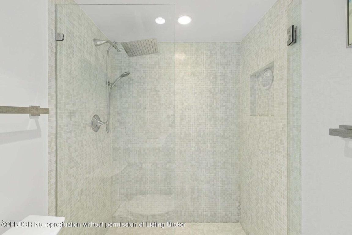 BARCLAY CONDO - Residential