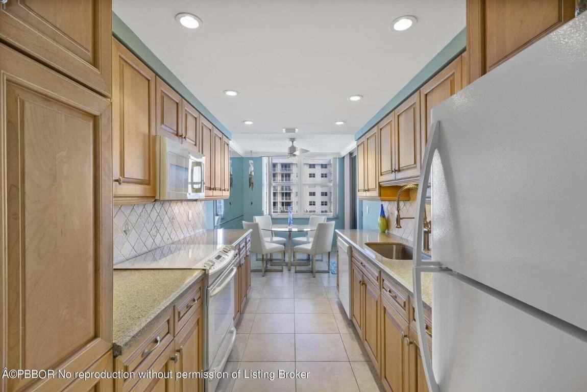 BARCLAY CONDO - Residential