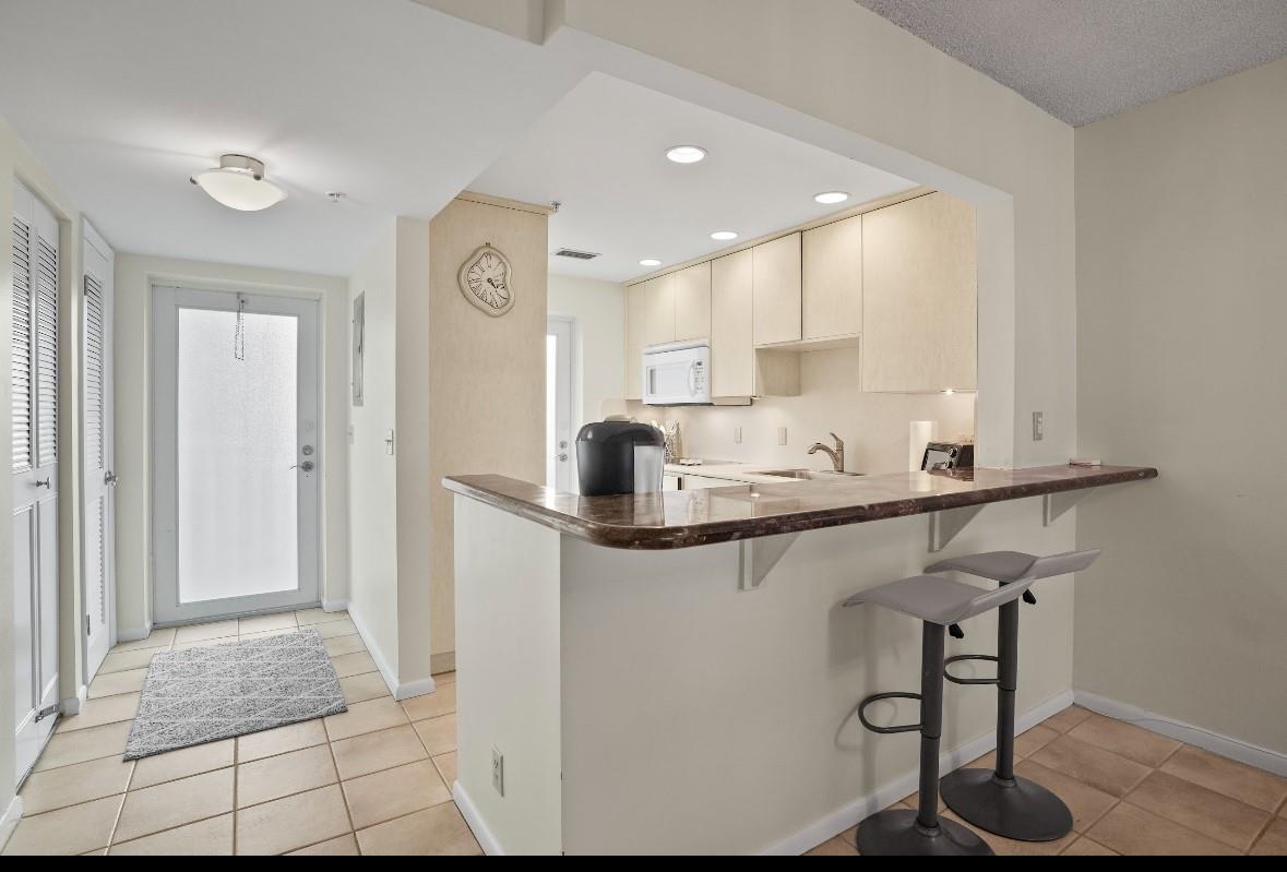 PENTHOUSE TOWERS CONDO - Residential Lease
