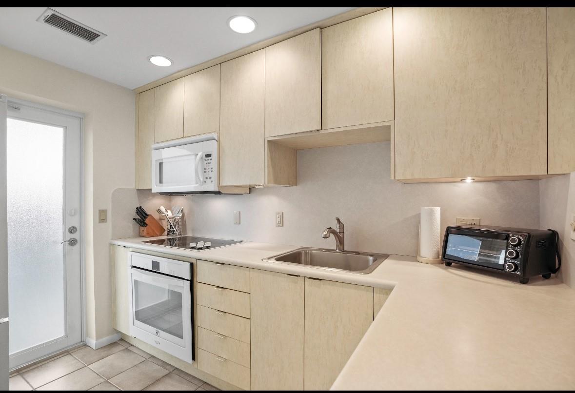 PENTHOUSE TOWERS CONDO - Residential Lease