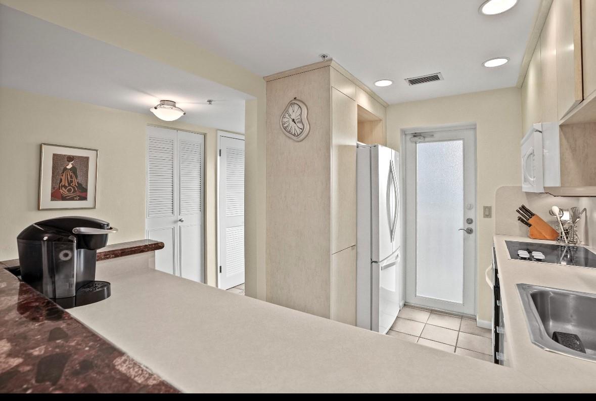 PENTHOUSE TOWERS CONDO - Residential Lease