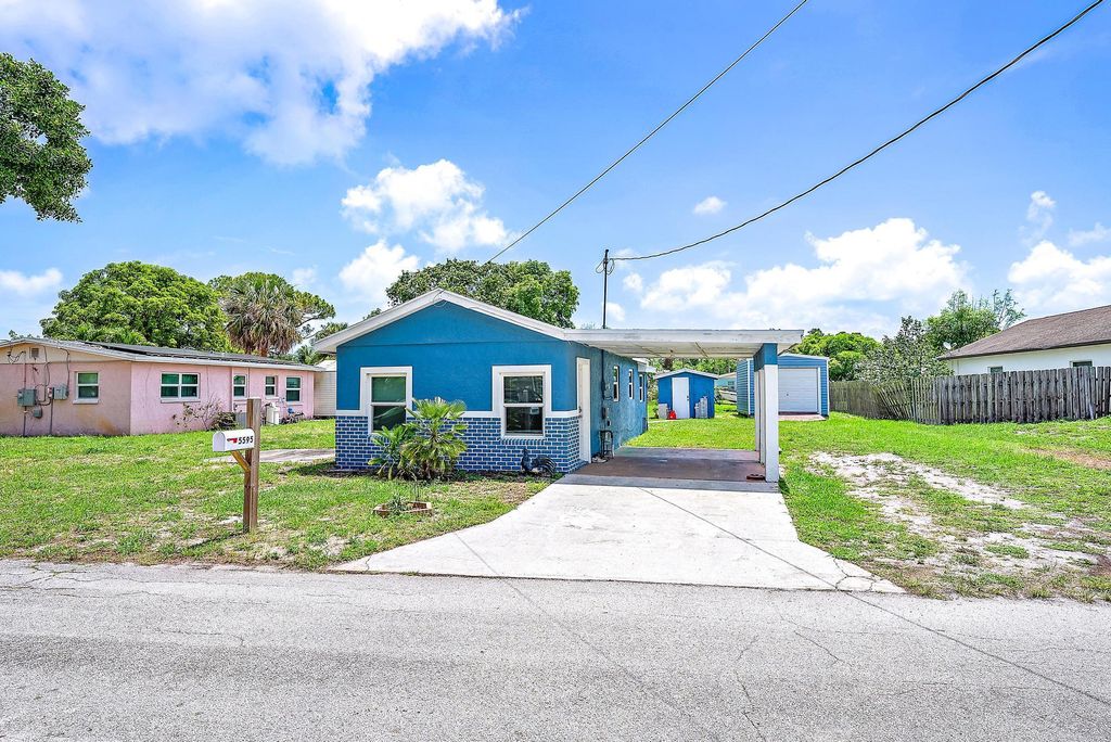 Photo of 5595 SE 46th Avenue, Stuart, FL 34997 (MLS # R10994109)