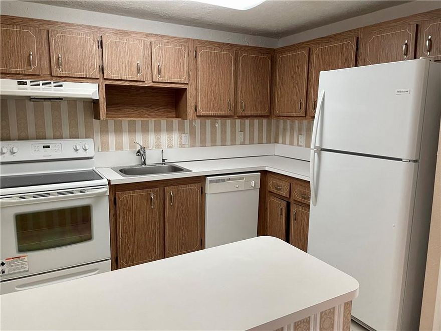 ONE OF THE BEST BUILDINGS IN OMEGA. WHAT AN INCREDIBLE 1 BED 1 1/2 BATH CONDO FOR SALE IN A SECURE BUILDING. LARGE ROOMS AND LOTS OF CLOSET SPACE INCLUDING A WALK IN. ALL TILE IN THE LIVING AREAS AND CARPET IN THE BEDROOM. 1 YEAR NEW AC WITH A NEWER REFRIG AS WELL. BOTH BATHS HAVE BEEN REMODELED. LARGE PRIVATE BALCONY THAT YOU CAN ENJOY MORNING COFFEE AND AFTERNOON TEA ON. WATER AND GARBAGE IS INCLUDED IN YOUR LOW MONTHLY ASSOCIATION FEES. CLOSE TO SCHOOLS, SHOPPING, HIGHWAYS AND DINING.