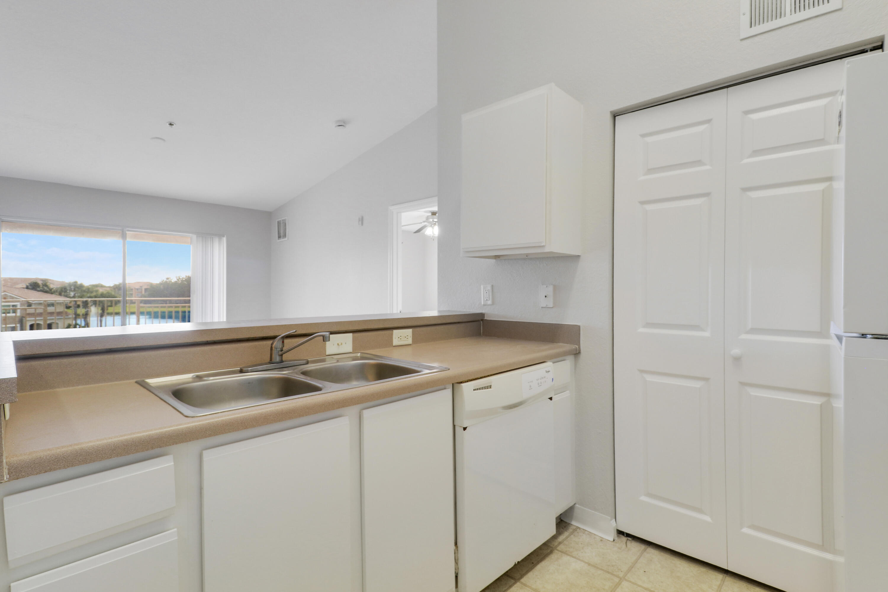 THE CLUB AT ST LUCIE WEST, A CONDOMINIUM - Residential Lease