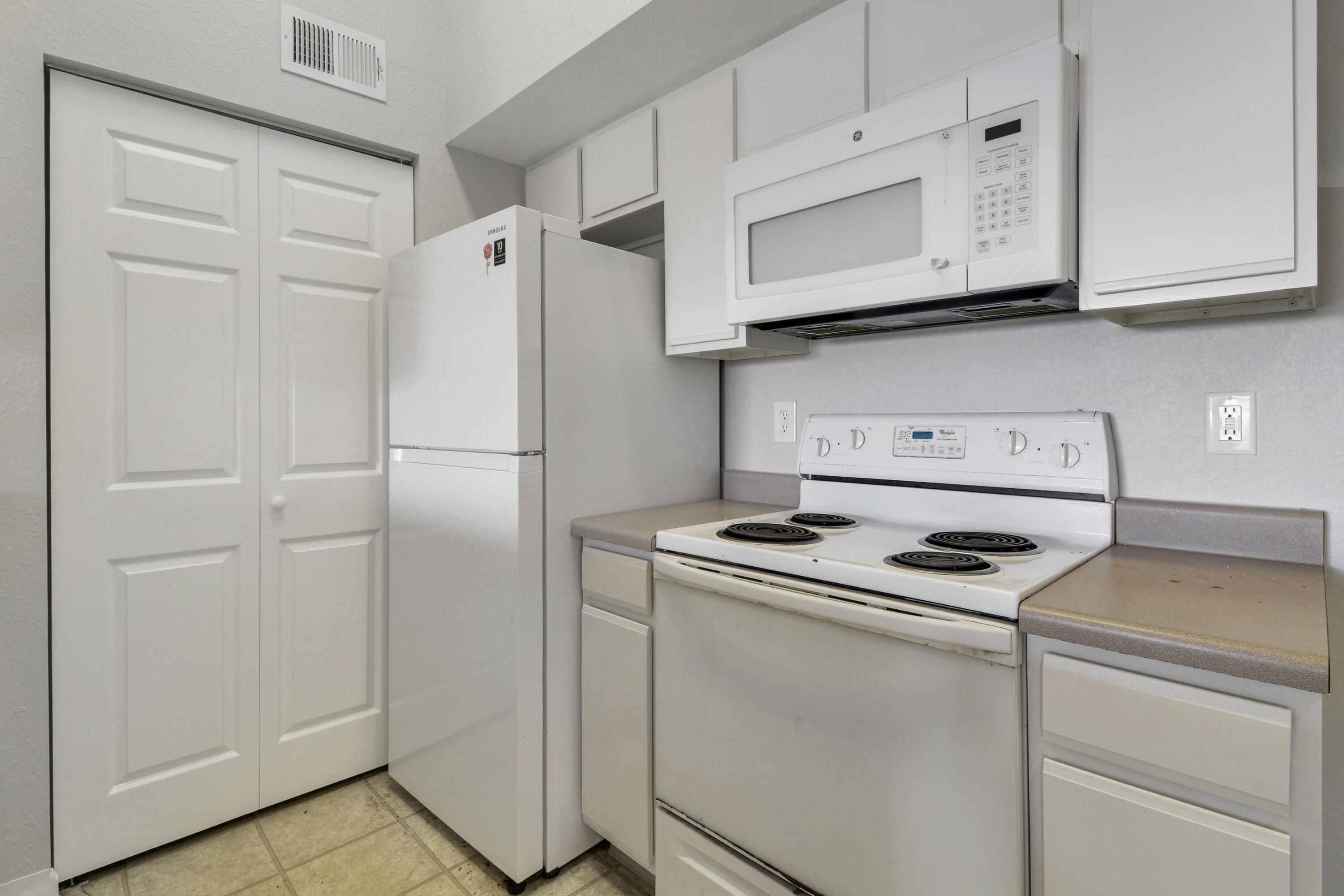 THE CLUB AT ST LUCIE WEST, A CONDOMINIUM - Residential Lease