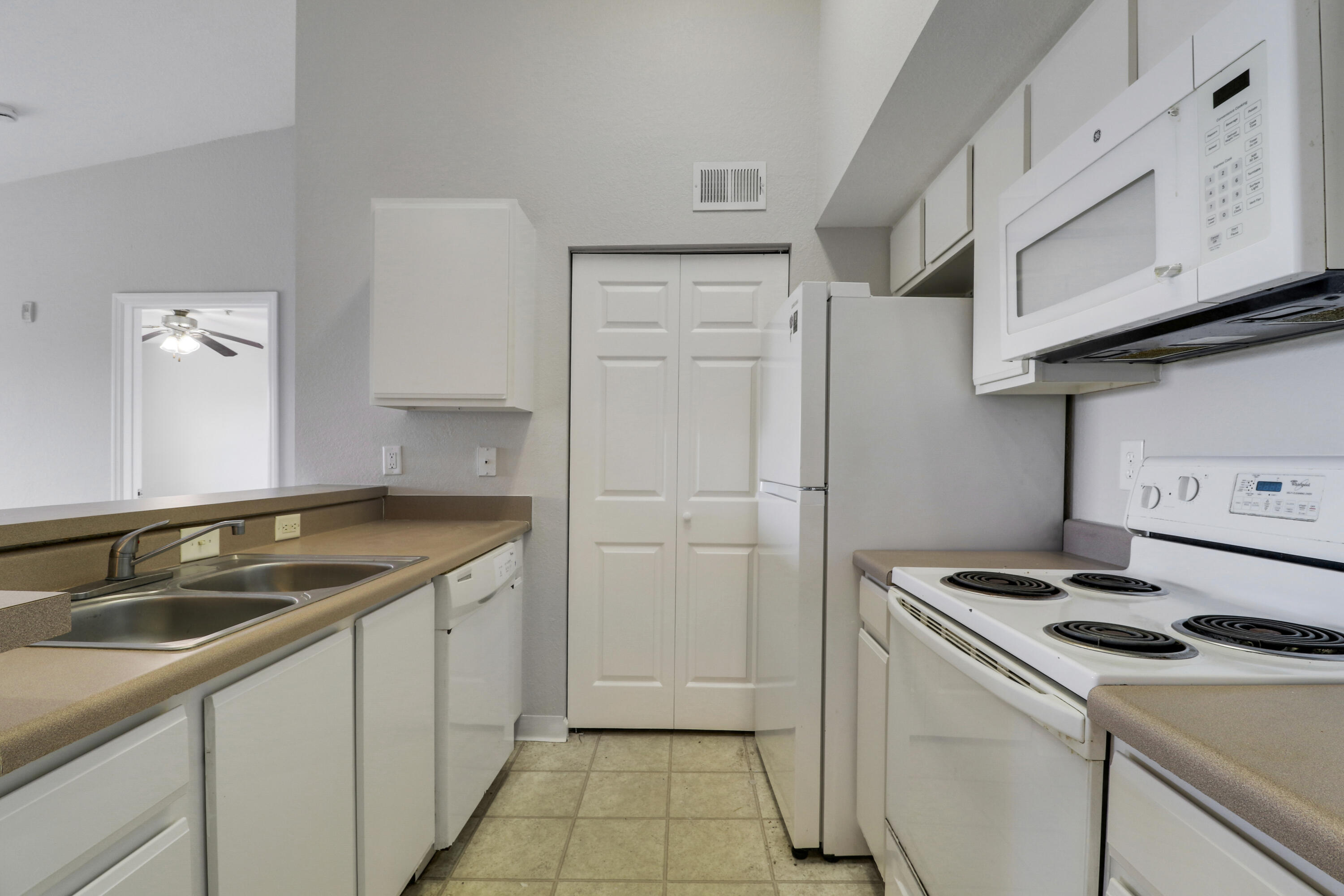 THE CLUB AT ST LUCIE WEST, A CONDOMINIUM - Residential Lease