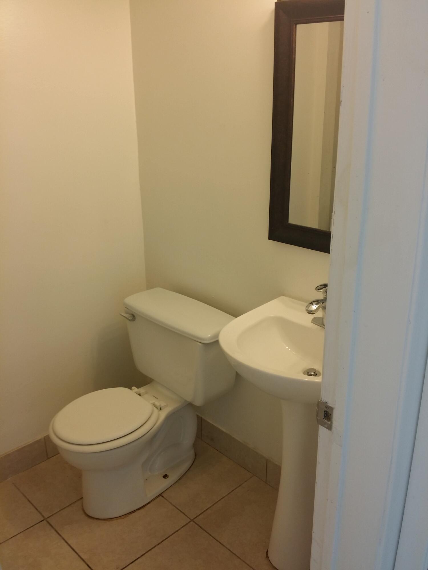 ROYAL OAKS TOWNHOUSE 11 CONDO - Residential