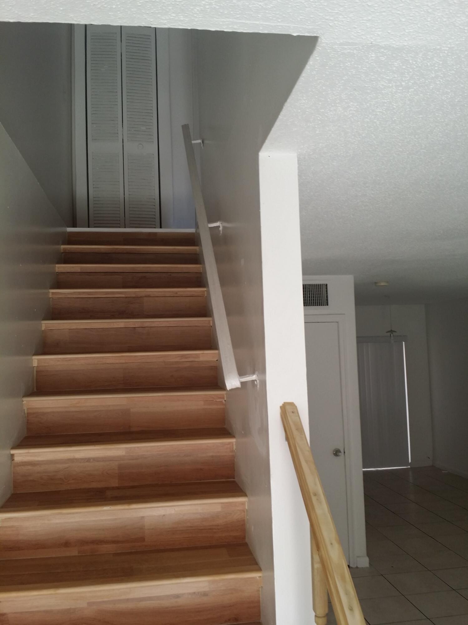 ROYAL OAKS TOWNHOUSE 11 CONDO - Residential