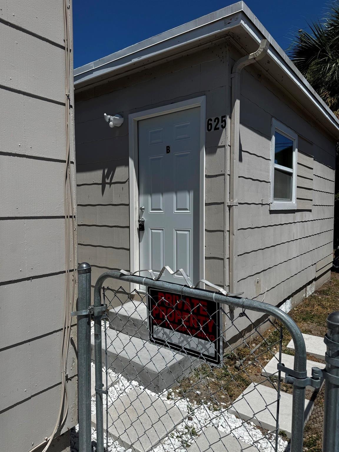 Nice efficiency on a quiet street, separate entrance.