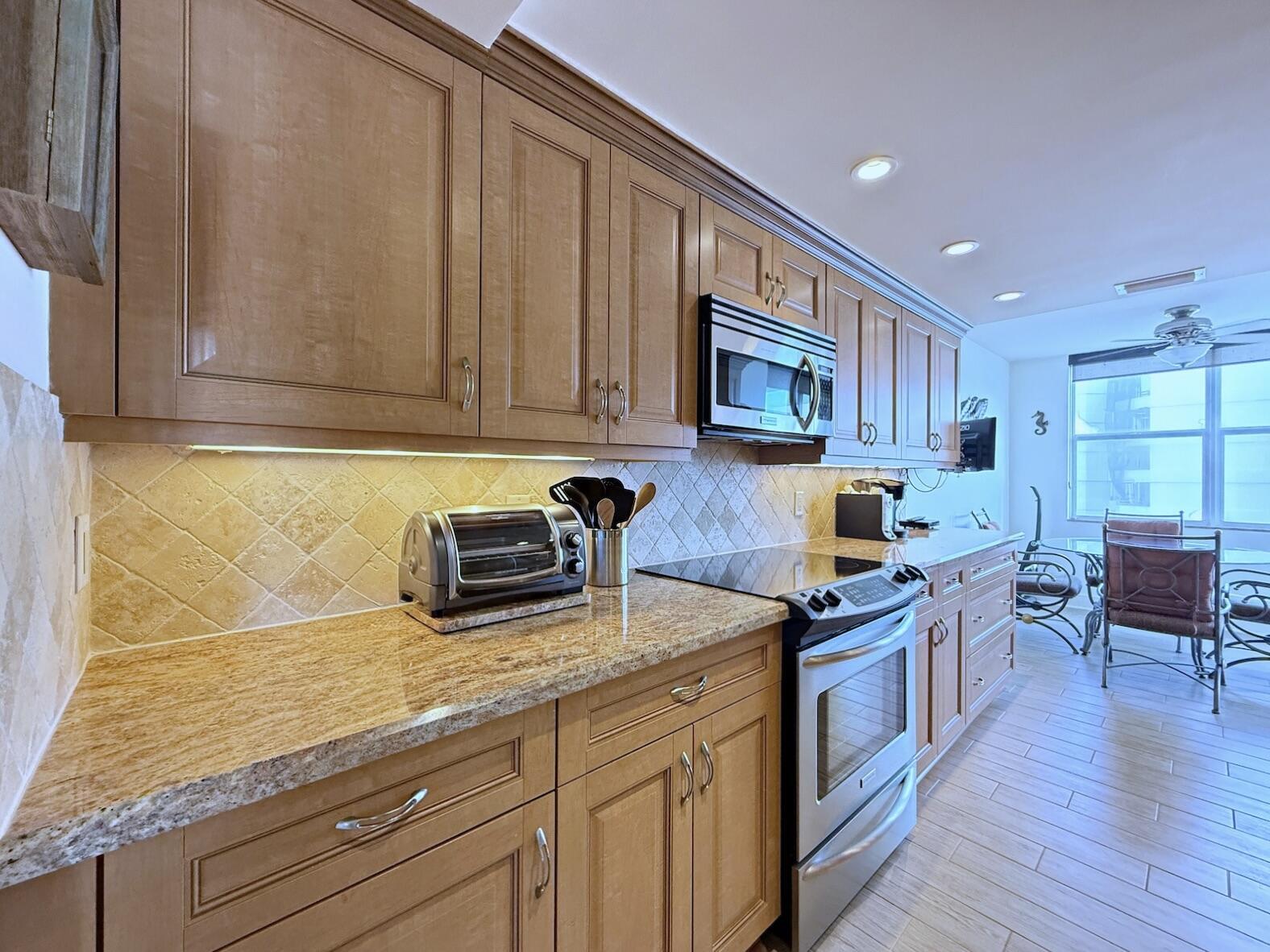 BARCLAY CONDO - Residential