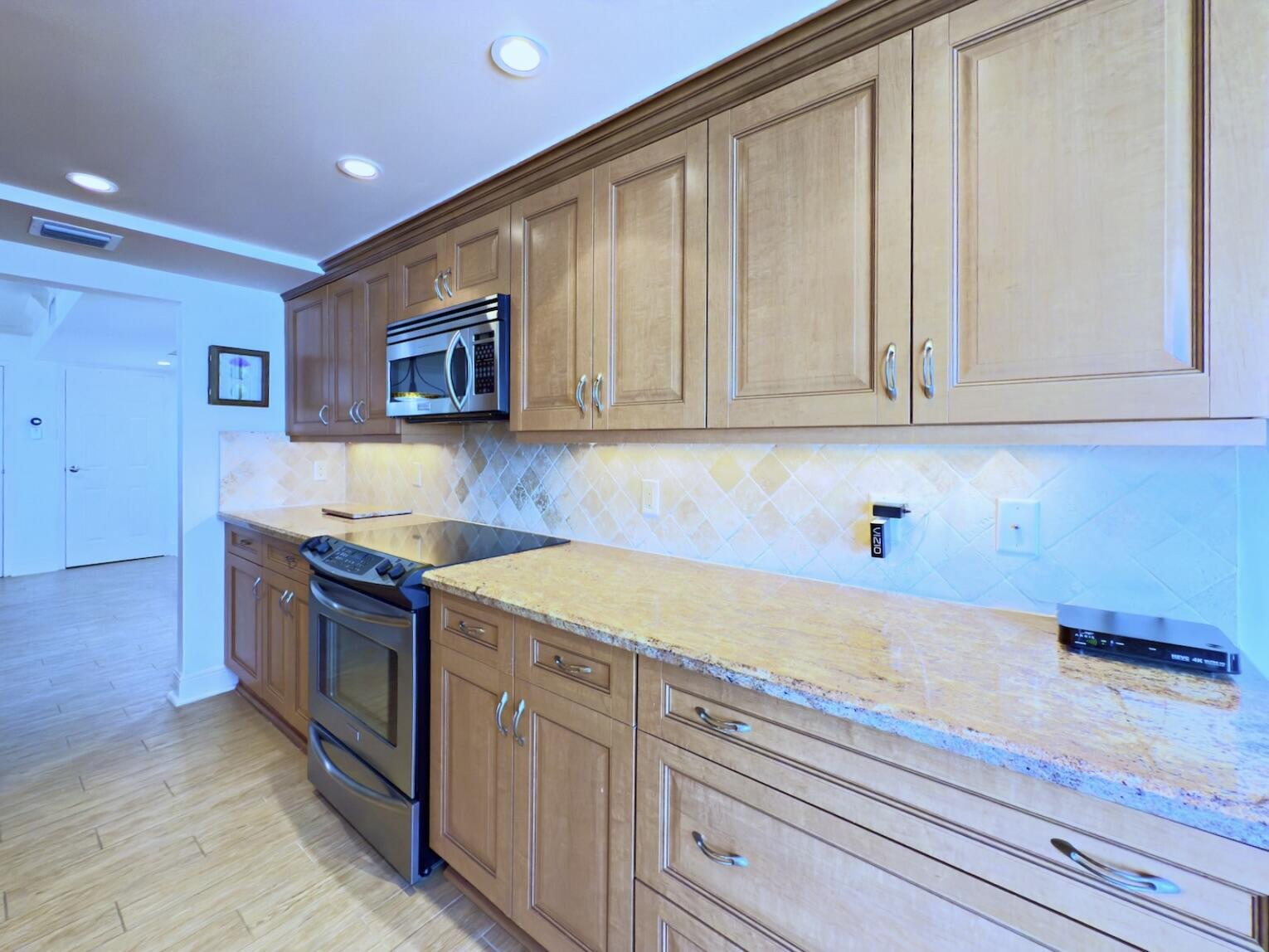 BARCLAY CONDO - Residential
