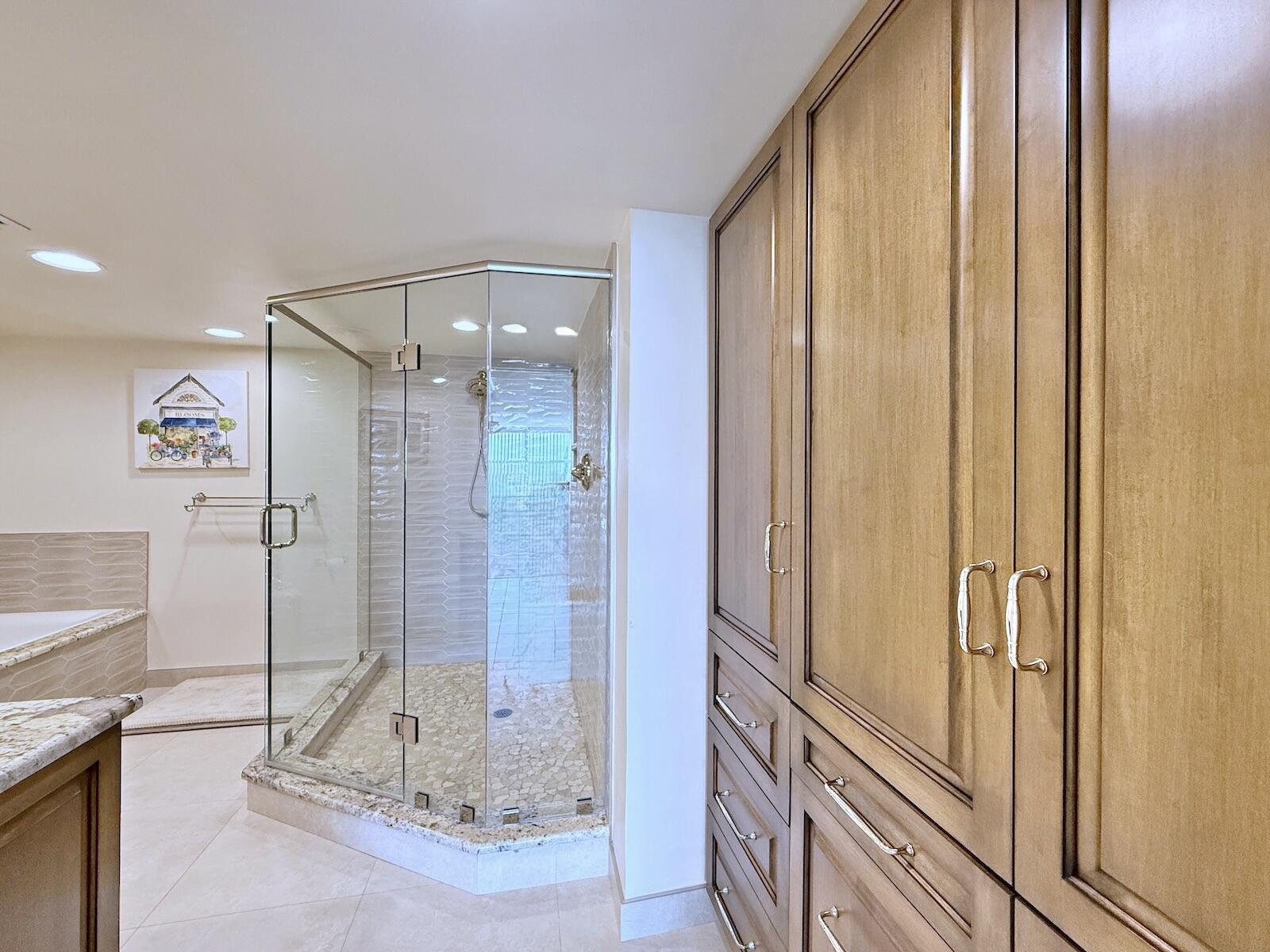 BARCLAY CONDO - Residential