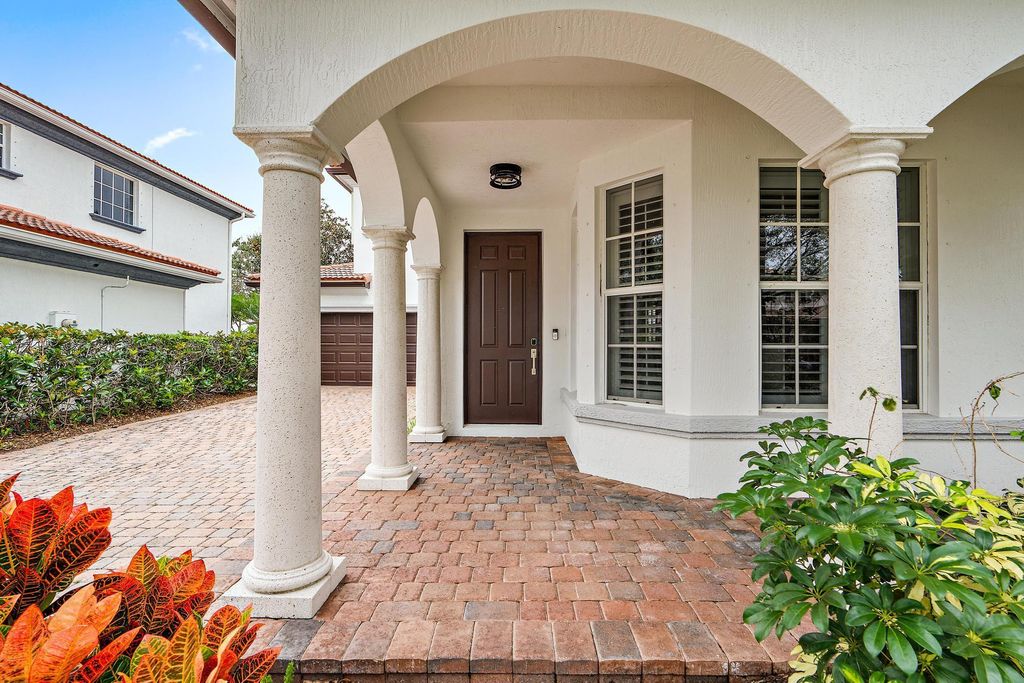 Photo of 719 Duchess Court, Palm Beach Gardens, FL 33410 (MLS # R10950446)