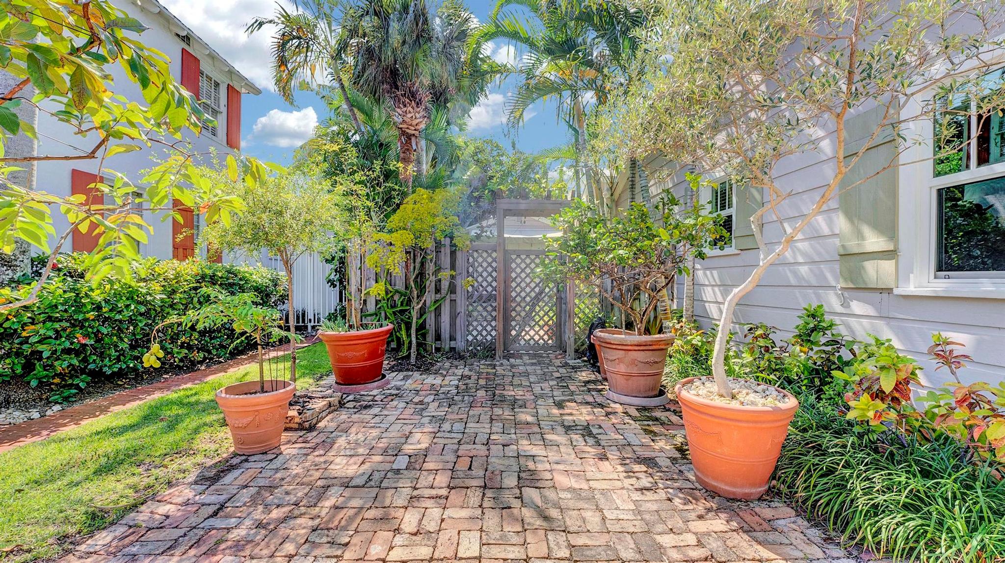 42 Palm Square