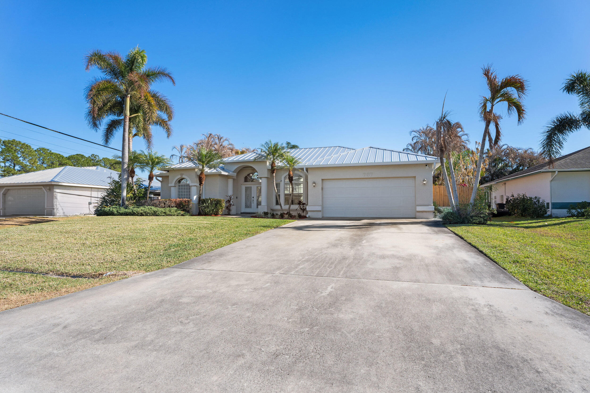 737 SW Dalton Circle