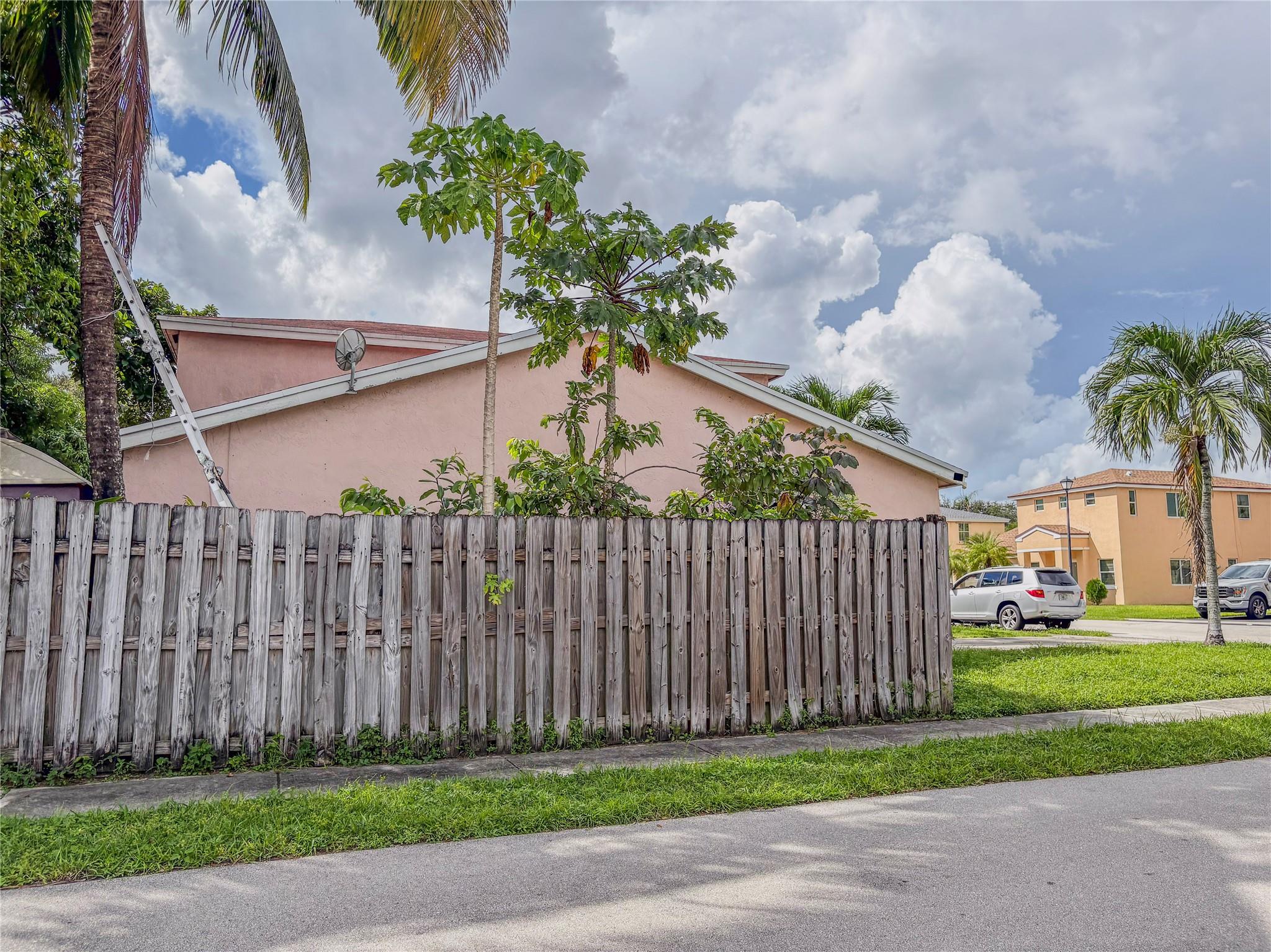 BANYAN ESTATES - Residential