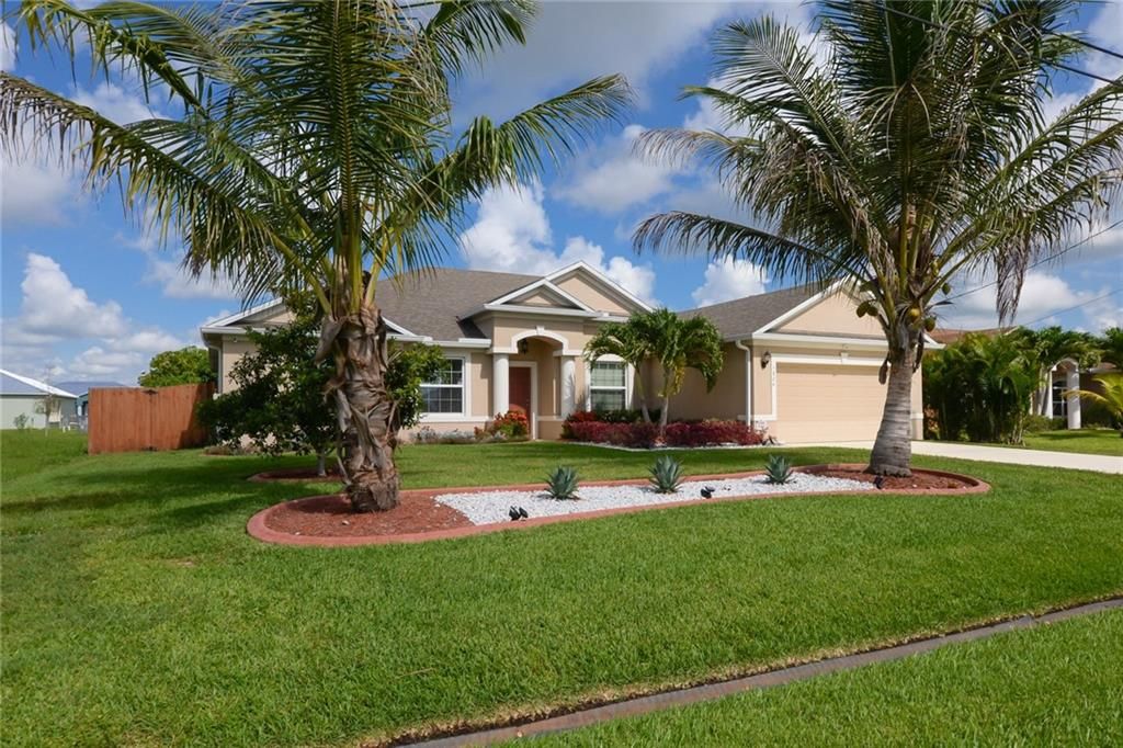 Photo of 5824 NW Dana Circle Cir, Port Saint Lucie, FL 34986 (MLS # F10336378)