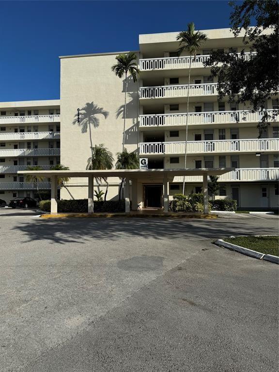 BEAUTIFUL 2 BEDROOMS, 2 BATHROOMS. SPECTACULAR NAVIGABLE LAKE VIEW FROM SCREENED PORCH, YOU WILL ENJOY THE PANORAMIC VIEWS. WOOD AND TILE, SPLIT FLOOR PLAN. WALKING CLOSET, POINT EAST COMMUNITY OFFERS 24 HOURS GATE GUARD SECURITY. 5 POOLS. CLOSE TO ORGANIC PLUM SUPERMARKET, FREE BUS SHUTTLE TO PLACES, AVENTURA MALL, RESTAURANTS, MOVIES, MANY ACTIVITIES, LIKE DANCING, THEATRE, YOGA CLASSES, GAME ROOM, LIBRARY, 10 MINUTES TO SUNNY ISLE BEACH, 55 PLUS COMMUNITY, YOU WILL ENJOY LIVING IN A RESORT STYLE, IN A QUIET AND PEACEFUL PLACE. PLEASE CONTACT EMILSE MUNOZ